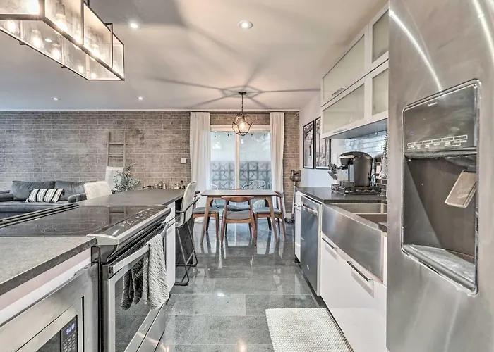 Walk To Fashion Square! Snowbird W/ Pool Holiday home *