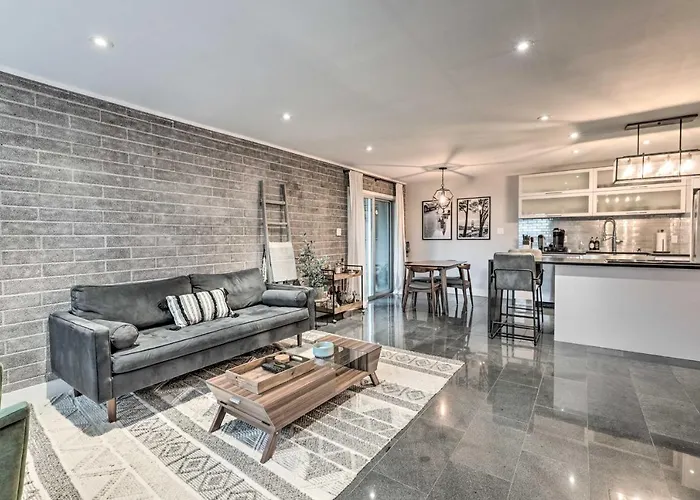 Walk To Fashion Square! Snowbird W/ Pool Holiday home Scottsdale