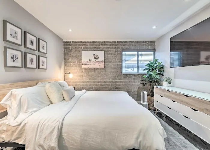 Walk To Fashion Square! Snowbird W/ Pool Holiday home *