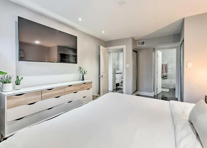 Walk To Fashion Square! Snowbird W/ Pool Holiday home
