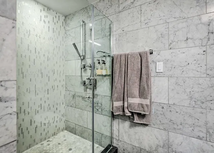 Walk To Fashion Square! Snowbird W/ Pool Holiday home *
