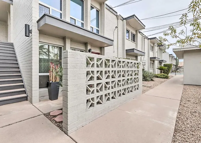Walk To Fashion Square! Snowbird W/ Pool Holiday home