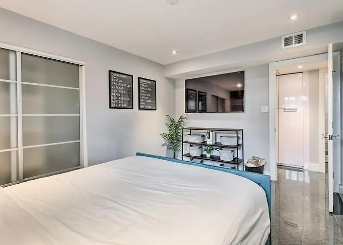 Walk To Fashion Square! Snowbird W/ Pool Holiday home